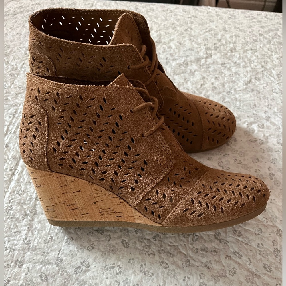 Toms Suede Preforated leaf dessert wedge bootie.